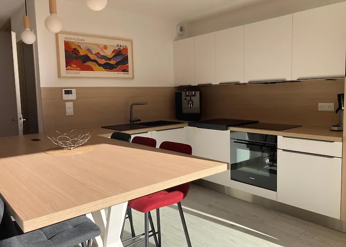 De Prestige Neuf, Vue Montagne Et 2 Balcons St Mamet, Luchon *